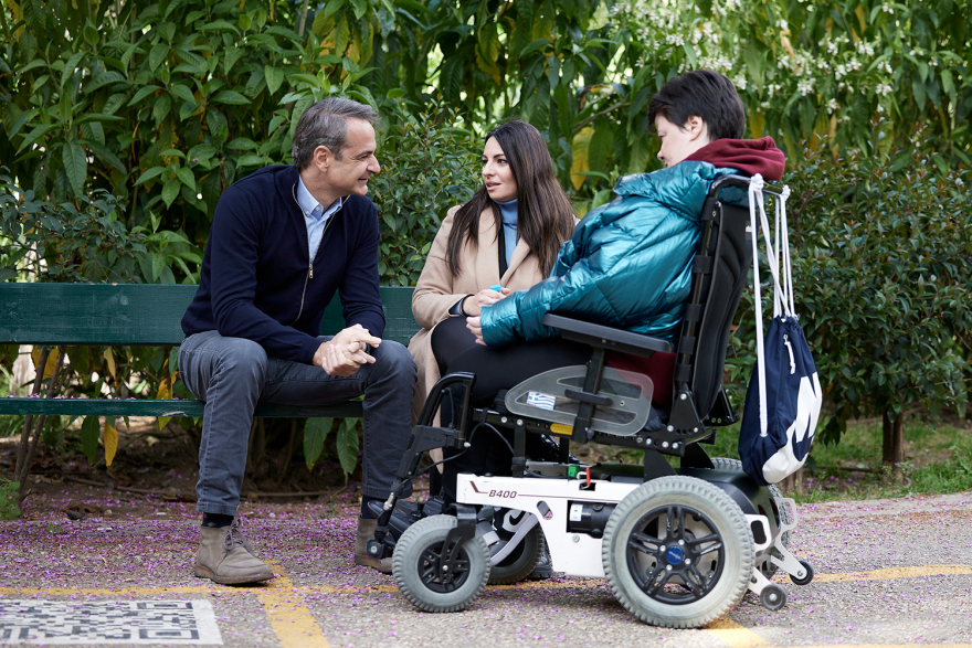 Ο Μητσοτάκης επισκέφθηκε την Παραολυμπιονίκη Άννα Ντέντα που εντάχθηκε στον «Προσωπικό Βοηθό» - Δείτε την ανάρτησή του