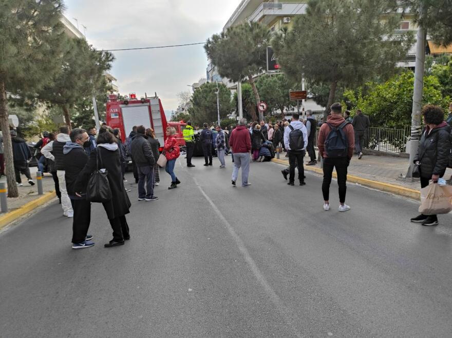 Άλιμος: Τρομακτικές εικόνες από τροχαίο δυστύχημα - Οδηγός μηχανής «καρφώθηκε» στην καμπίνα Smart