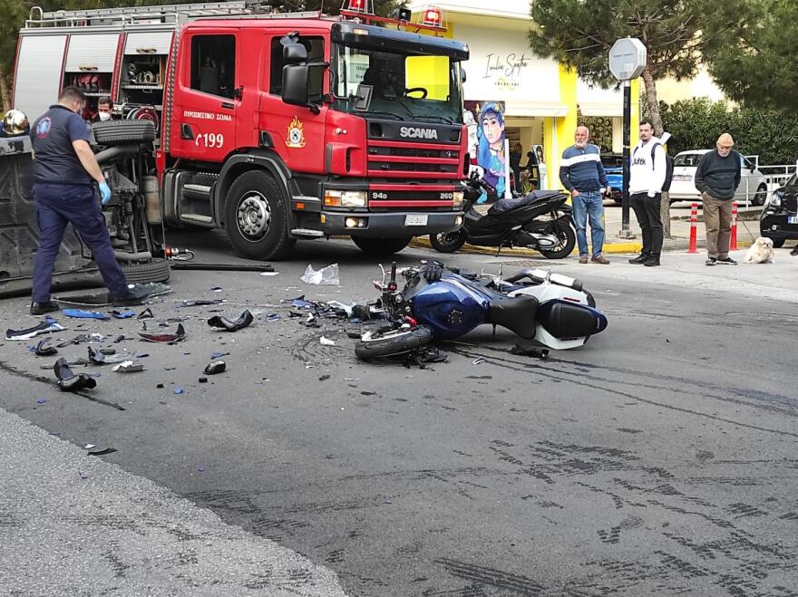 Άλιμος: Τρομακτικές εικόνες από τροχαίο δυστύχημα - Οδηγός μηχανής «καρφώθηκε» στην καμπίνα Smart