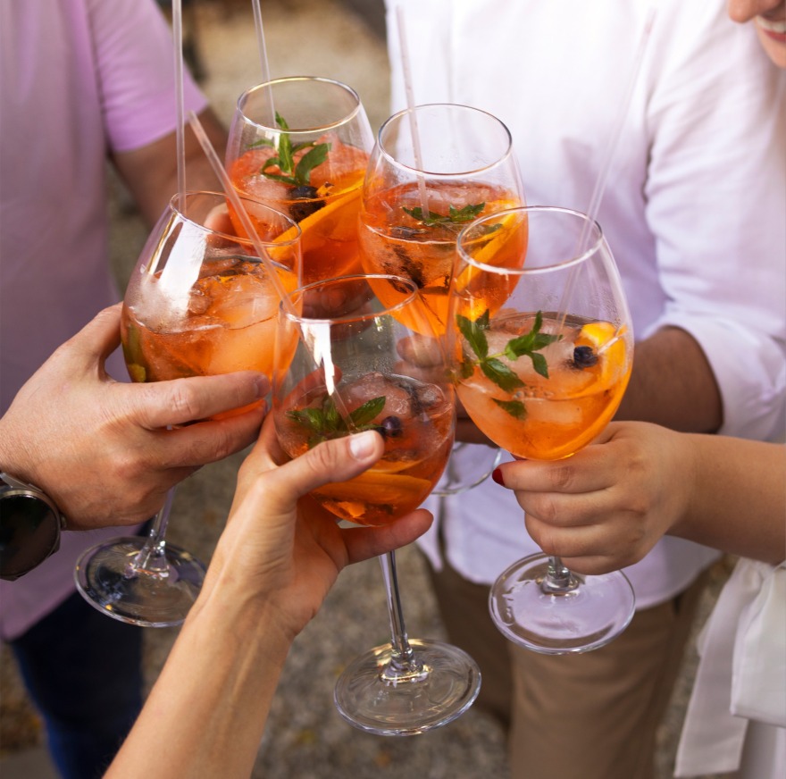 Το Travelling Bar του Mexha γίνεται η ψυχή των parties 