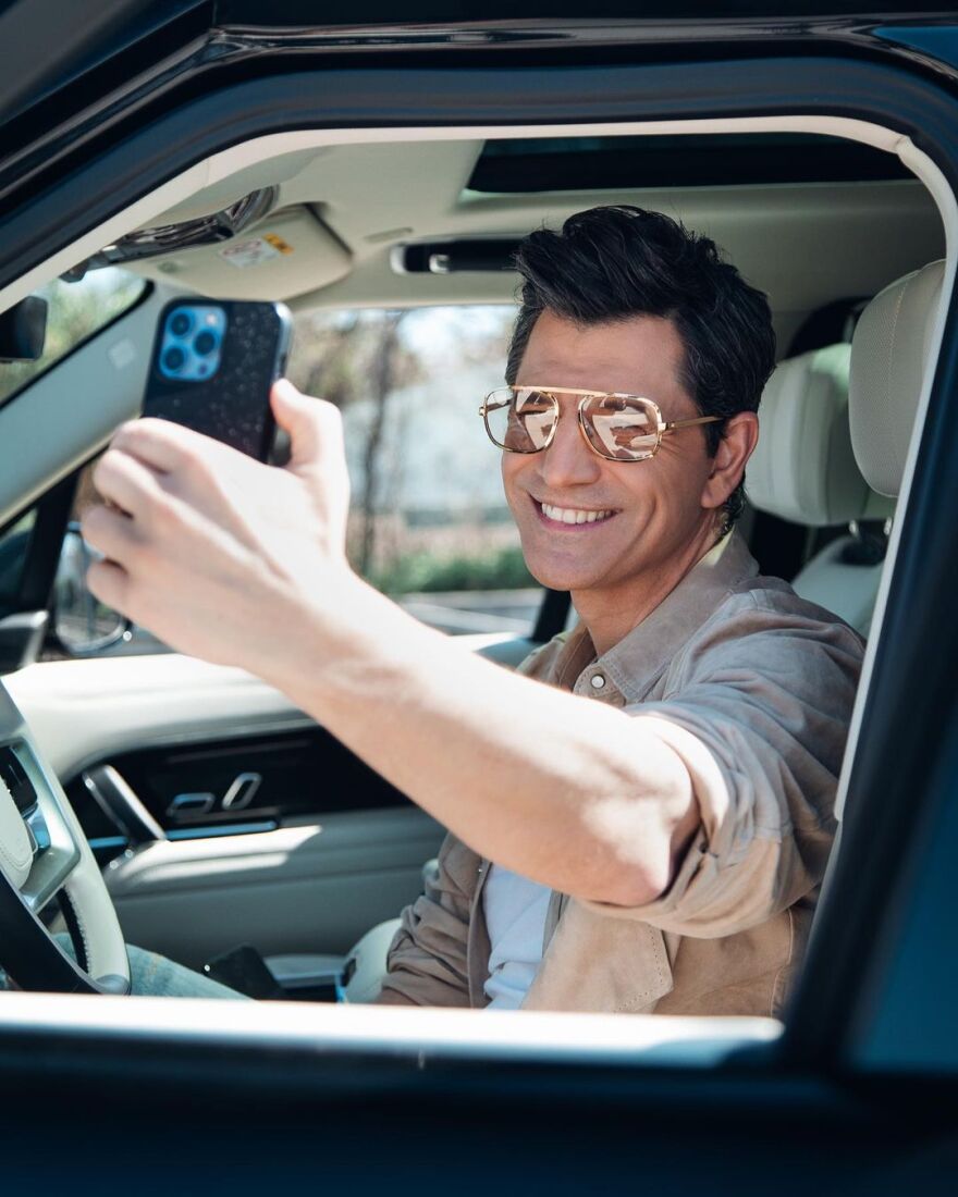 Σάκης Ρουβάς: Φιλά ημίγυμνο μοντέλο για τις ανάγκες βίντεο κλιπ - Δείτε φωτογραφίες