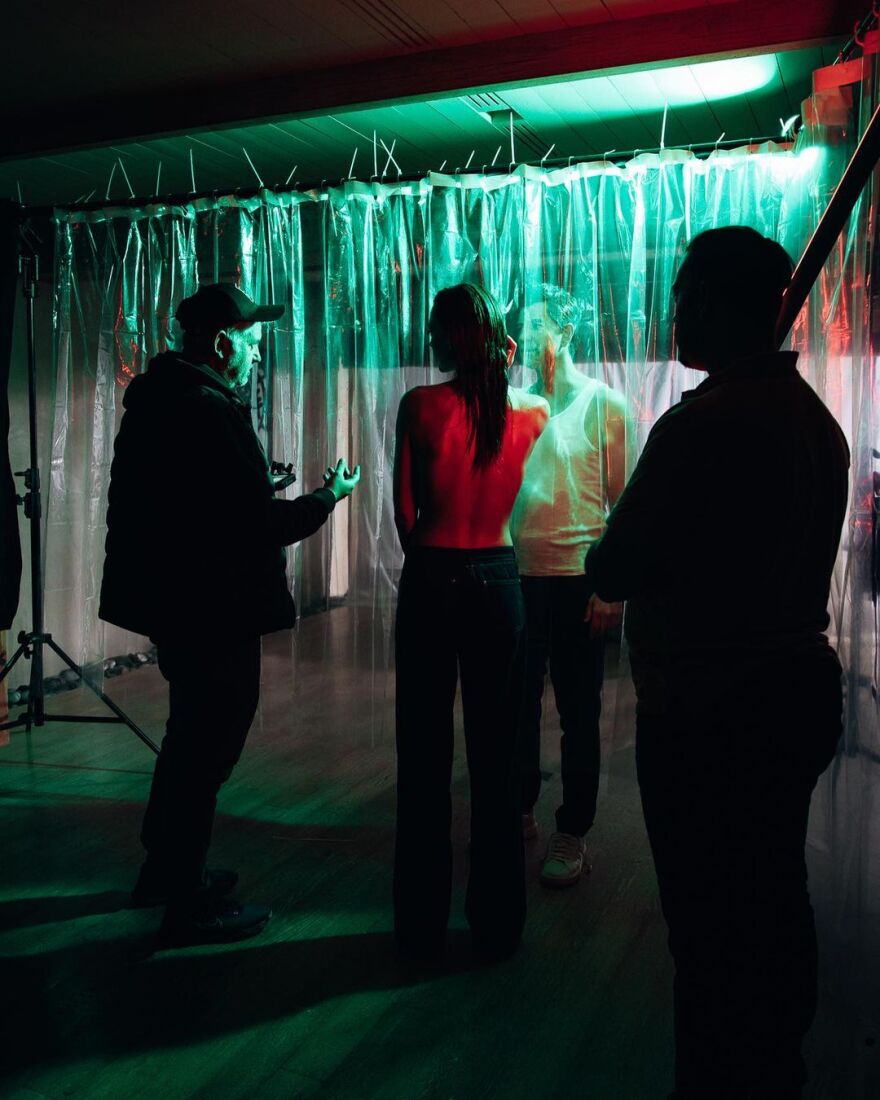 Σάκης Ρουβάς: Φιλά ημίγυμνο μοντέλο για τις ανάγκες βίντεο κλιπ - Δείτε φωτογραφίες