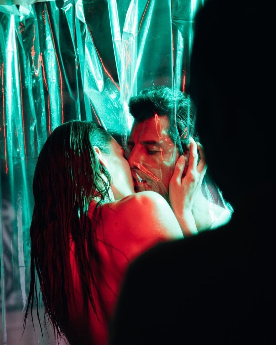 Σάκης Ρουβάς: Φιλά ημίγυμνο μοντέλο για τις ανάγκες βίντεο κλιπ - Δείτε φωτογραφίες