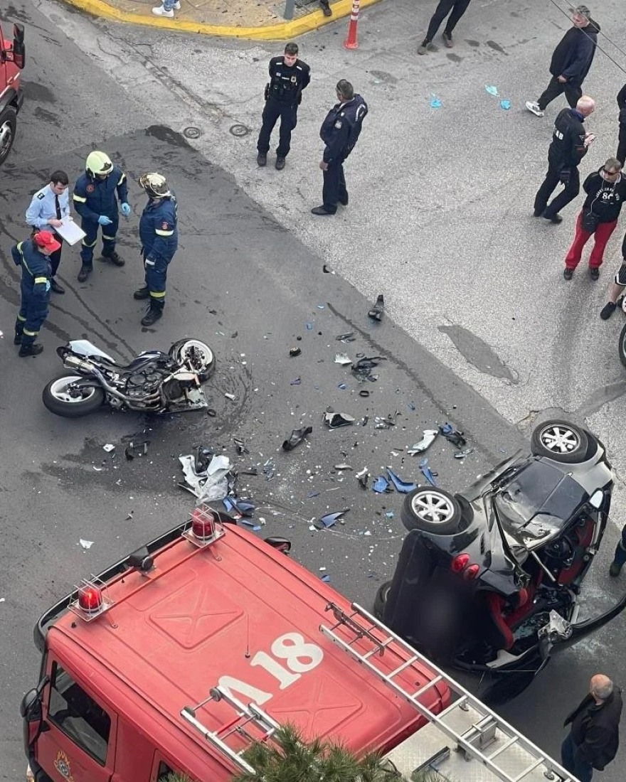 Δυστύχημα στον Άλιμο: Η στιγμή που ο οδηγός του Smart βγαίνει από το αυτοκίνητο – Δείτε βίντεο