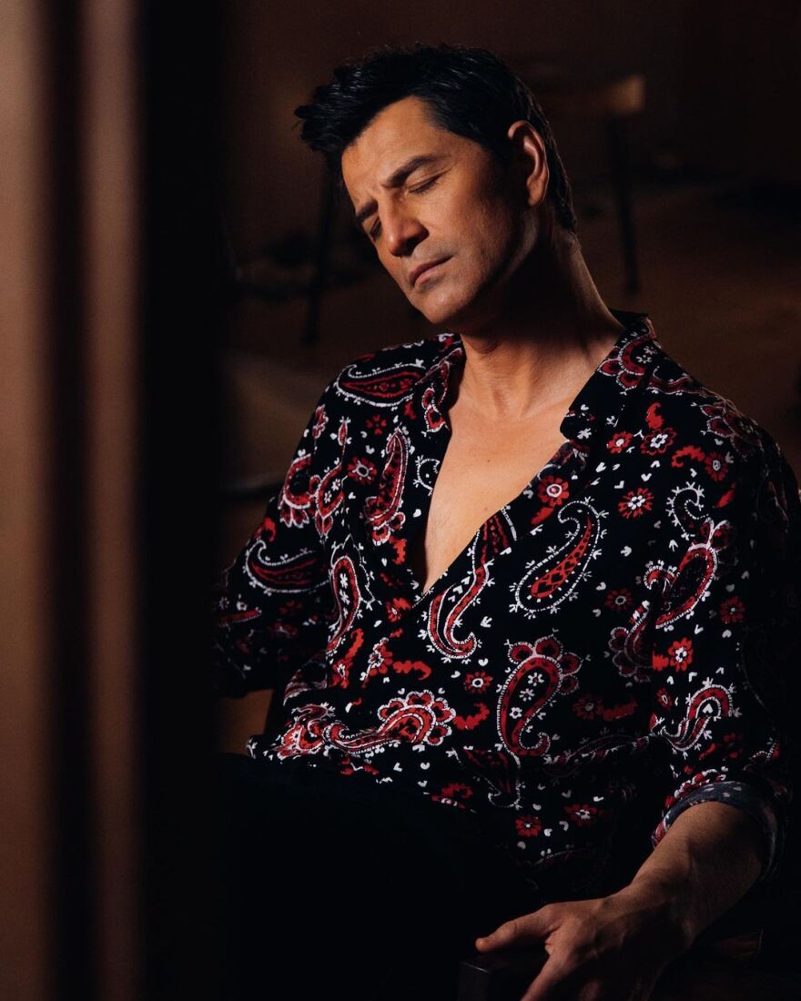 Σάκης Ρουβάς: Φιλά ημίγυμνο μοντέλο για τις ανάγκες βίντεο κλιπ - Δείτε φωτογραφίες