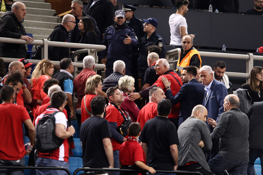 ΑΕΚ - Χάποελ: Eπεισόδια, προσωρινή διακοπή και καθυστέρηση στην έναρξη του 2ου ημιχρόνου 