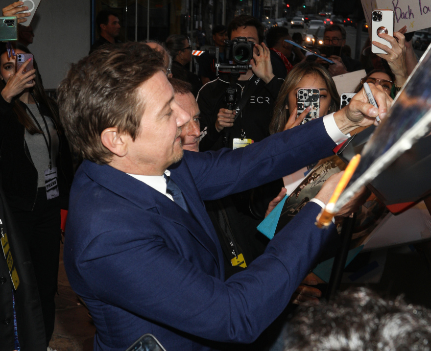 O Tζέρεμι Ρένερ εμφανίστηκε στο κόκκινο χαλί μετά το σοβαρό ατύχημα και οι φαν τον αποθέωσαν