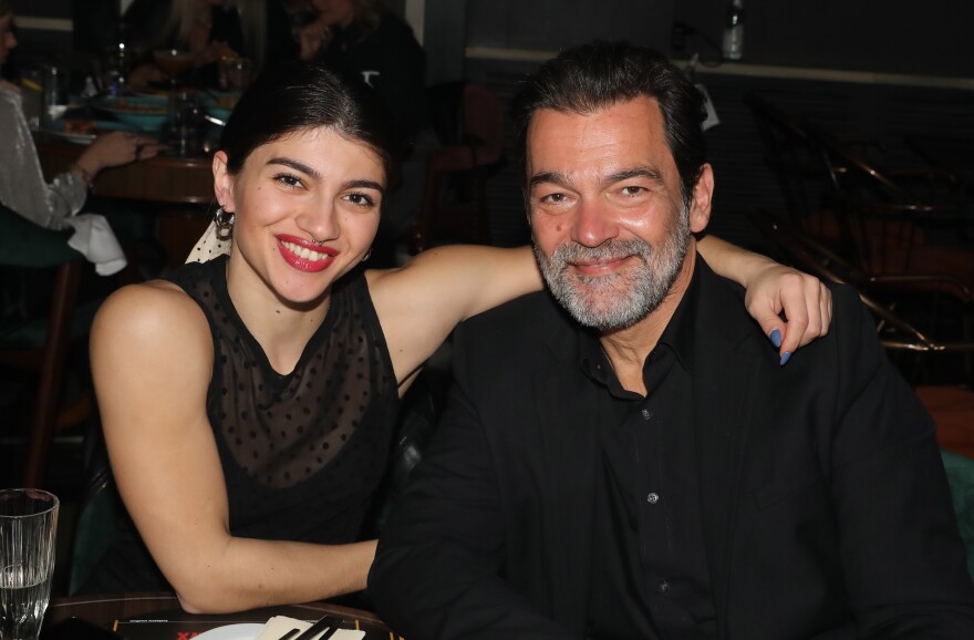 Κωνσταντίνος Καζάκος: - Βασιλική Μακρή: Η κατά 27 χρόνια μικρότερη σύντροφος - Ο χορός και η γνωριμία τους