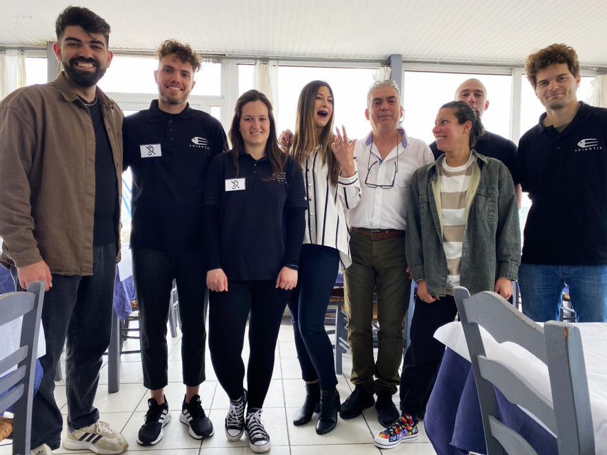 Ταβέρνα στη Θεσσαλονίκη απασχολεί βαρήκοους και κωφούς ως σερβιτόρους και μάγειρες