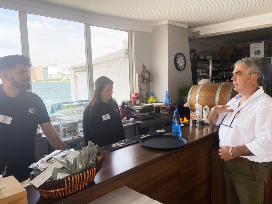 Ταβέρνα στη Θεσσαλονίκη απασχολεί βαρήκοους και κωφούς ως σερβιτόρους και μάγειρες