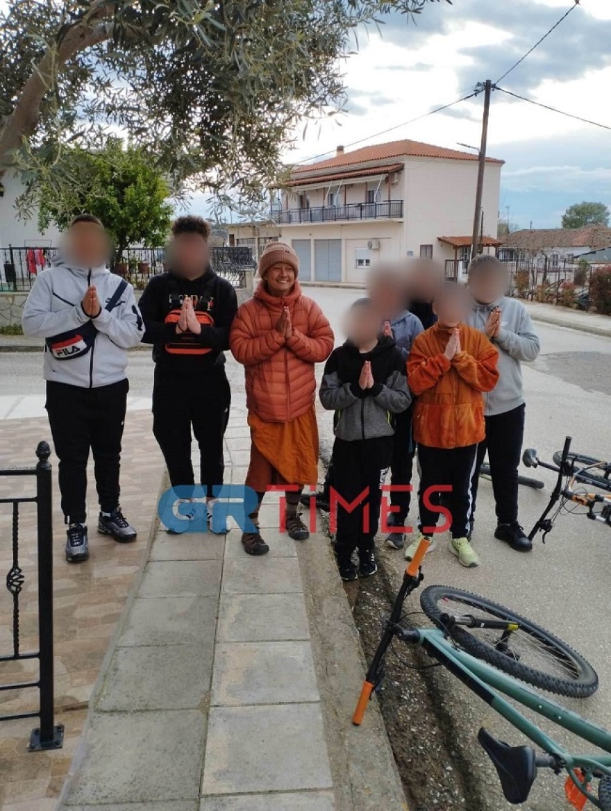 Βουδισμός: Στη Ροδόπη 9 μοναχοί που σκοπεύουν να διασχίσουν την Ευρώπη... με τα πόδια (φωτογραφίες)