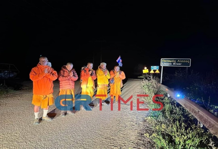 Βουδισμός: Στη Ροδόπη 9 μοναχοί που σκοπεύουν να διασχίσουν την Ευρώπη... με τα πόδια (φωτογραφίες)