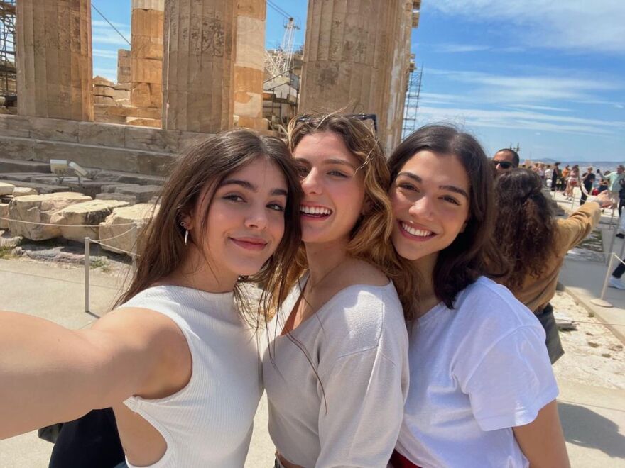 Μελίνα Νικολαΐδη: Στην Ακρόπολη με τις φίλες της - Δείτε φωτογραφίες