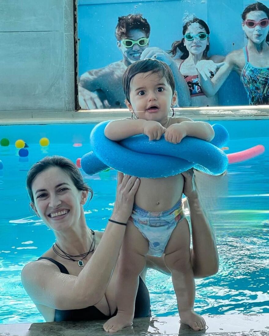 Μάρα Δαρμουσλή: Με τον ενός έτους γιο της στην πισίνα - Δείτε φωτογραφίες 
