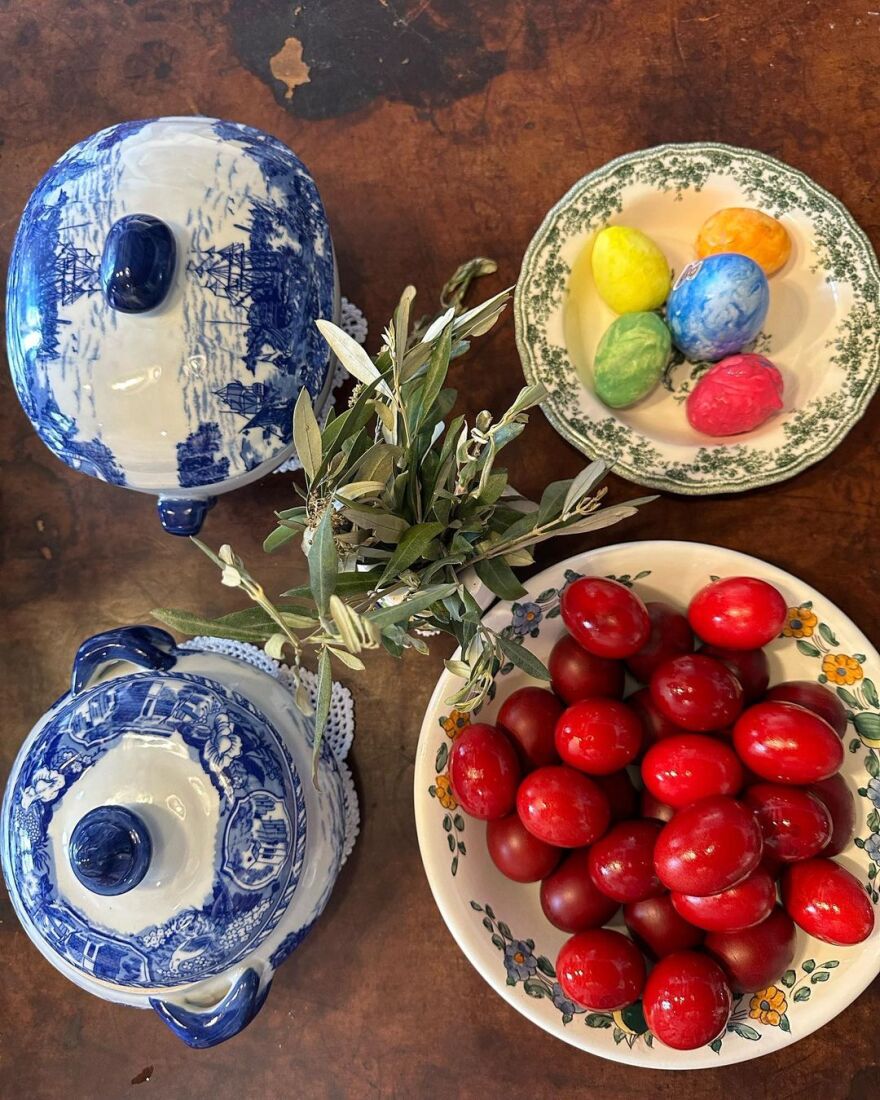 Τζένη Μπαλατσινού: Βάφει κόκκινα αυγά στην Πάτμο - Δείτε φωτογραφίες