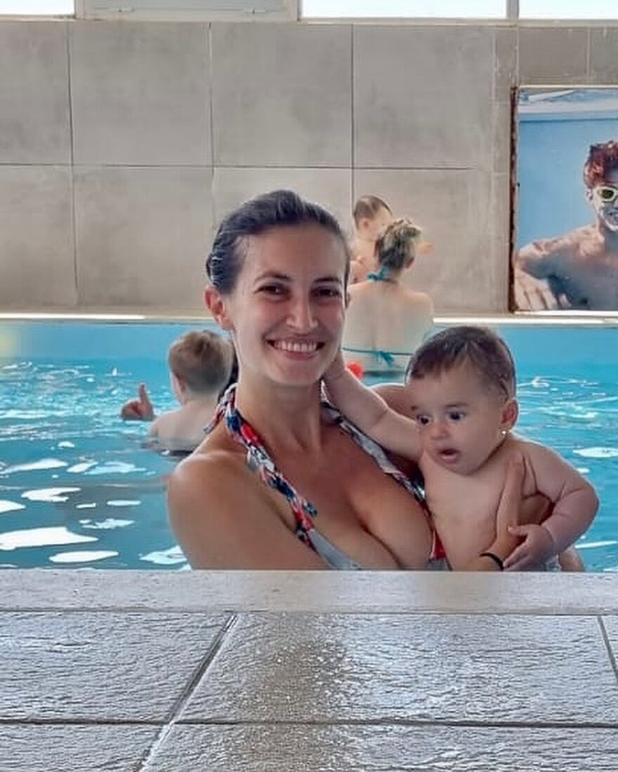Μάρα Δαρμουσλή: Με τον ενός έτους γιο της στην πισίνα - Δείτε φωτογραφίες 