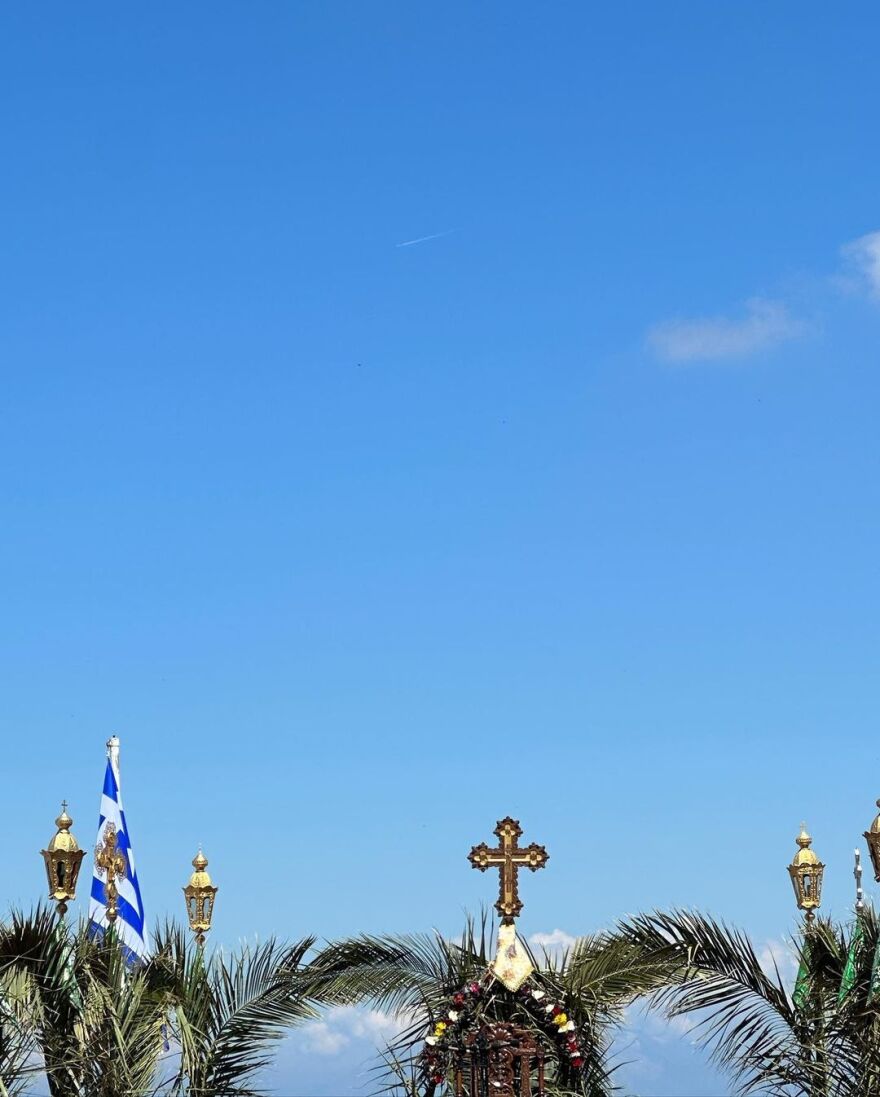 Τζένη Μπαλατσινού: Βάφει κόκκινα αυγά στην Πάτμο - Δείτε φωτογραφίες