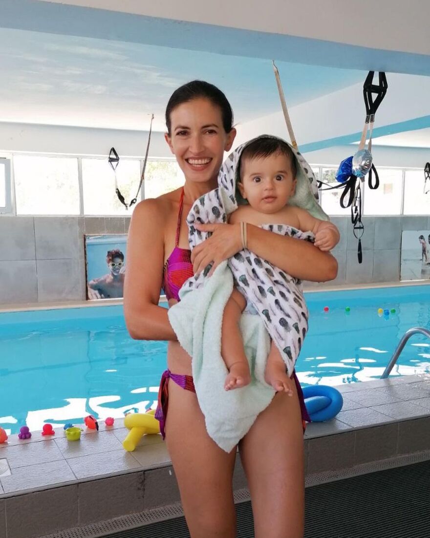 Μάρα Δαρμουσλή: Με τον ενός έτους γιο της στην πισίνα - Δείτε φωτογραφίες 