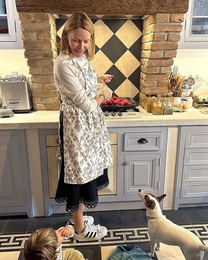 Τζένη Μπαλατσινού: Βάφει κόκκινα αυγά στην Πάτμο - Δείτε φωτογραφίες