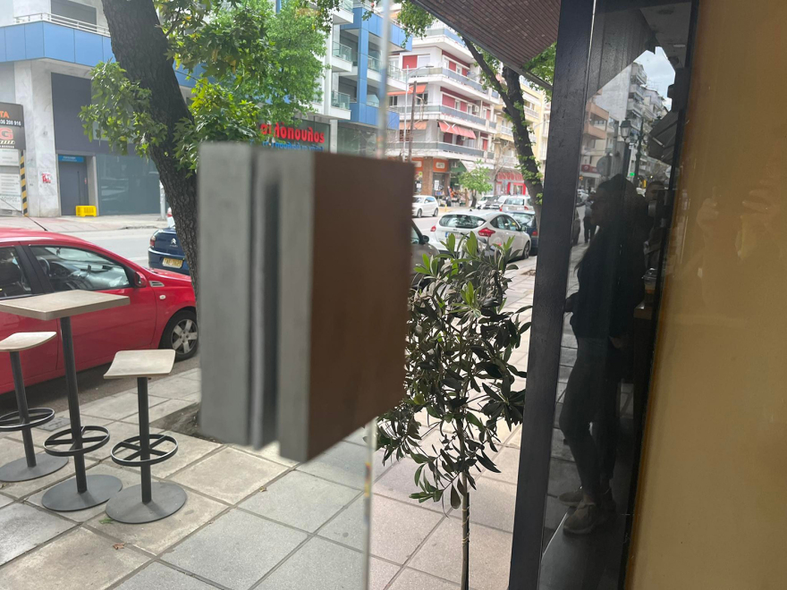 Θεσσαλονίκη: Διαρρήκτης «άδειασε» σε 3 λεπτά καφετέρια - Πήρε μέχρι και τα... μπισκότα  (βίντεο)