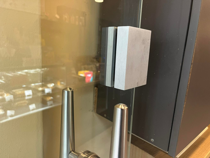 Θεσσαλονίκη: Διαρρήκτης «άδειασε» σε 3 λεπτά καφετέρια - Πήρε μέχρι και τα... μπισκότα  (βίντεο)