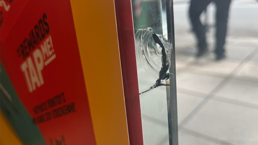 Θεσσαλονίκη: Διαρρήκτης «άδειασε» σε 3 λεπτά καφετέρια - Πήρε μέχρι και τα... μπισκότα  (βίντεο)