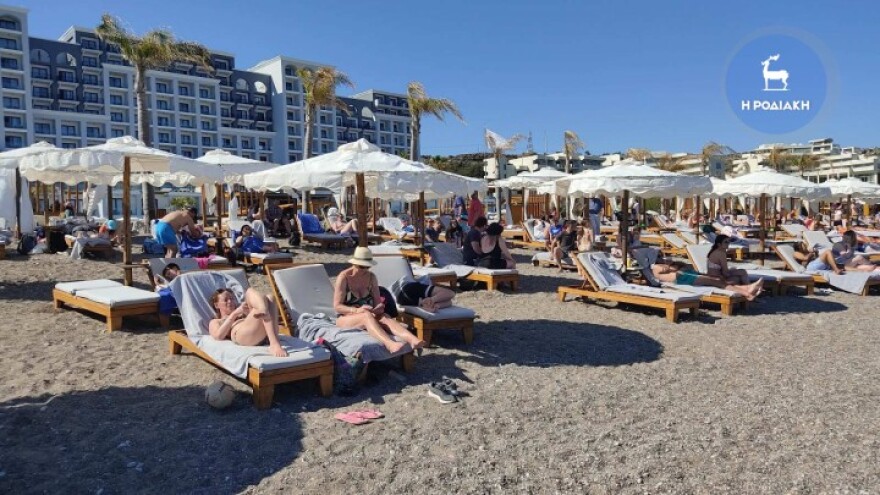 Ρόδος: Ξεχύθηκαν στις παραλίες ντόπιοι και τουρίστες με θερμοκρασίες καλοκαιριού (φωτογραφίες)