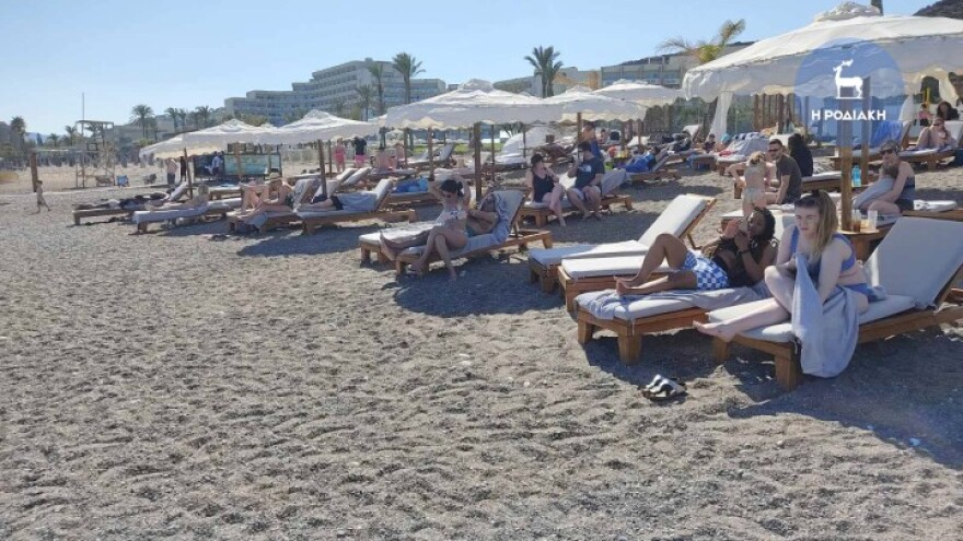 Ρόδος: Ξεχύθηκαν στις παραλίες ντόπιοι και τουρίστες με θερμοκρασίες καλοκαιριού (φωτογραφίες)
