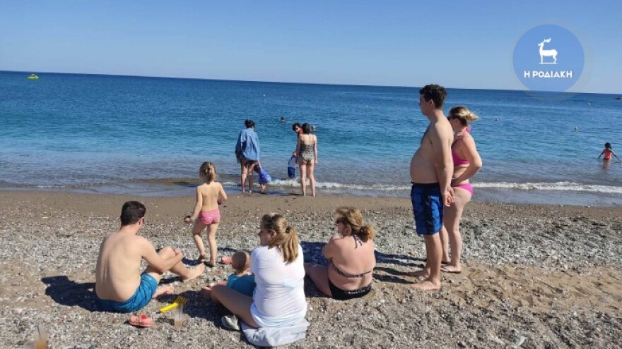 Ρόδος: Ξεχύθηκαν στις παραλίες ντόπιοι και τουρίστες με θερμοκρασίες καλοκαιριού (φωτογραφίες)