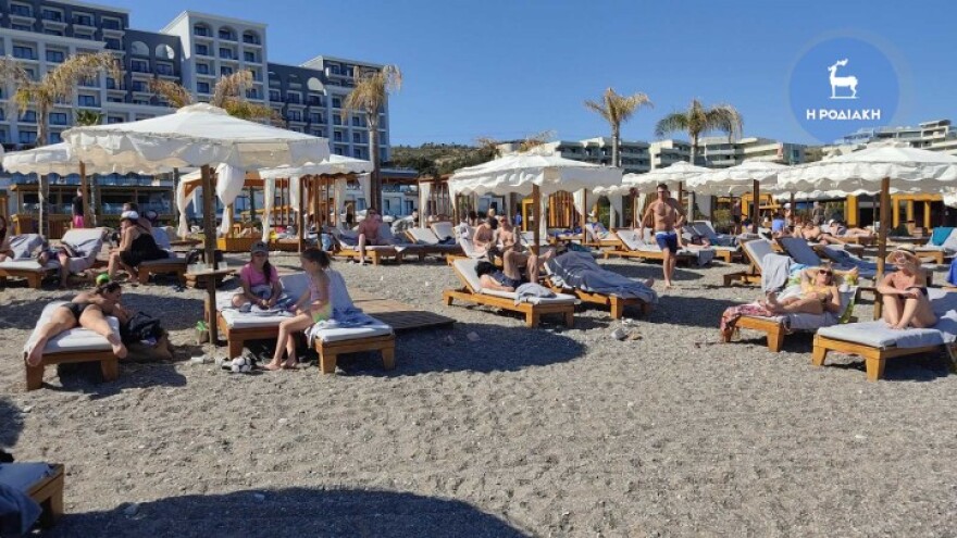 Ρόδος: Ξεχύθηκαν στις παραλίες ντόπιοι και τουρίστες με θερμοκρασίες καλοκαιριού (φωτογραφίες)