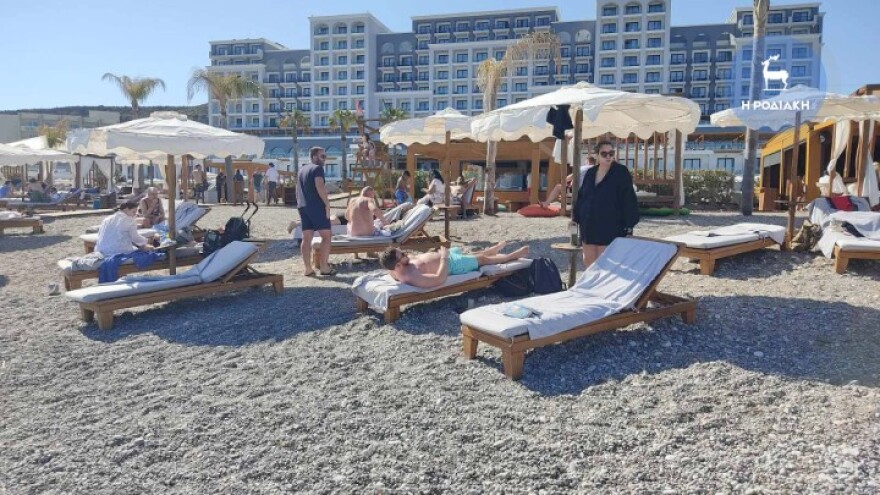 Ρόδος: Ξεχύθηκαν στις παραλίες ντόπιοι και τουρίστες με θερμοκρασίες καλοκαιριού (φωτογραφίες)