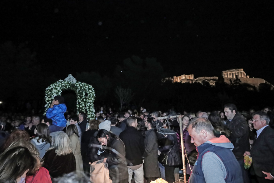 Σε κλίμα κατάνυξης η περιφορά των Επιταφίων - Δείτε φωτογραφίες και βίντεο