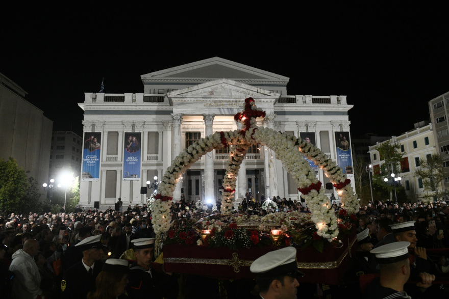 Σε κλίμα κατάνυξης η περιφορά των Επιταφίων - Δείτε φωτογραφίες και βίντεο