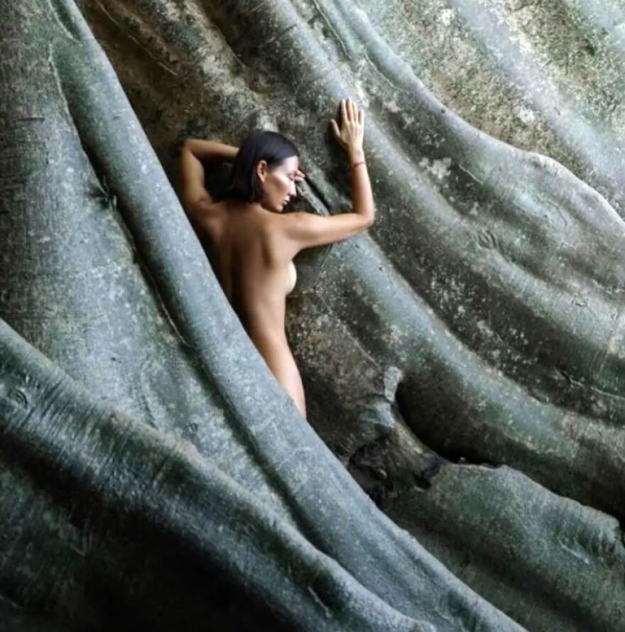 Μπαλί: Χαμός με τις φωτογραφίες γυμνής γυναίκας σε ιερό δέντρο - Ζητούν την απέλασή της