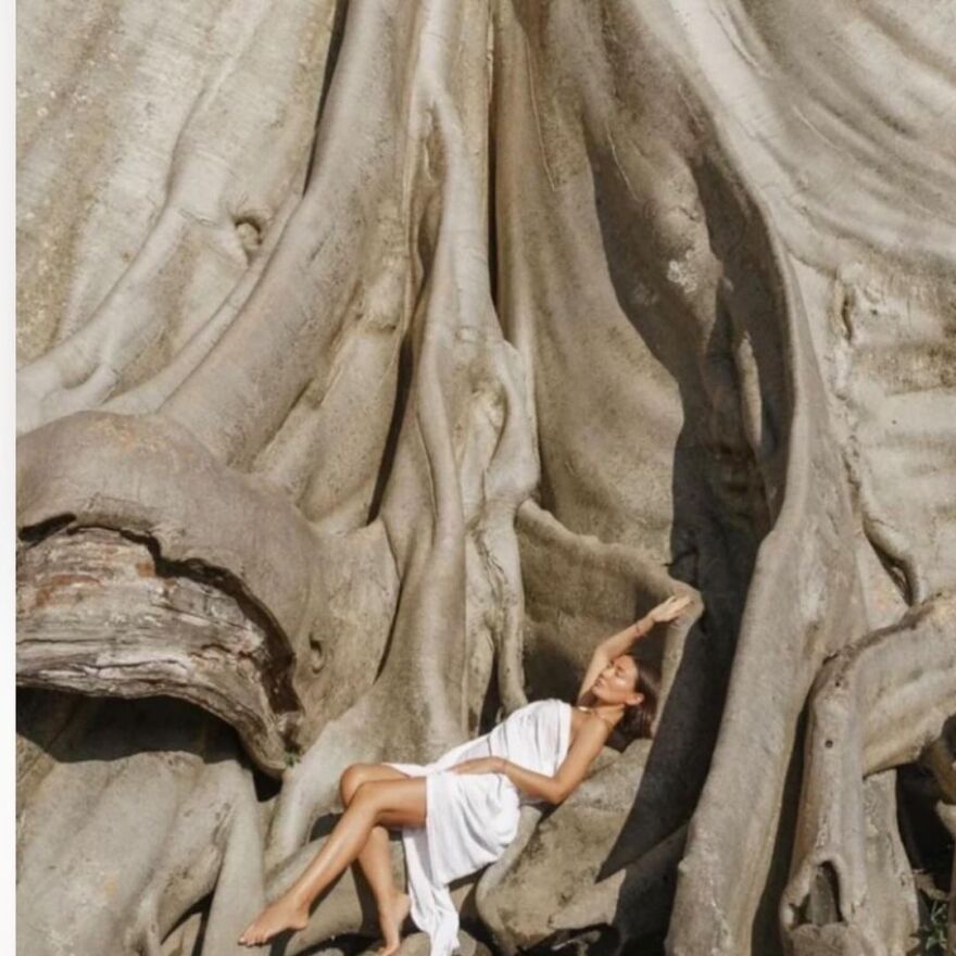 Μπαλί: Χαμός με τις φωτογραφίες γυμνής γυναίκας σε ιερό δέντρο - Ζητούν την απέλασή της