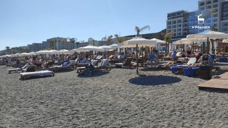 Ρόδος: Ξεχύθηκαν στις παραλίες ντόπιοι και τουρίστες με θερμοκρασίες καλοκαιριού (φωτογραφίες)