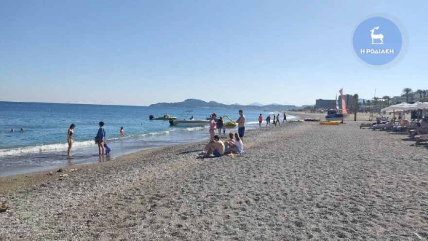 Ρόδος: Ξεχύθηκαν στις παραλίες ντόπιοι και τουρίστες με θερμοκρασίες καλοκαιριού (φωτογραφίες)