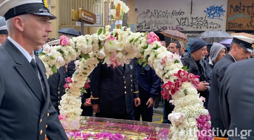 Θεσσαλονίκη: Νωρίτερα ξεκίνησε η περιφορά του Επιταφίου του Αγίου Μηνά - Βίντεο και φωτογραφίες