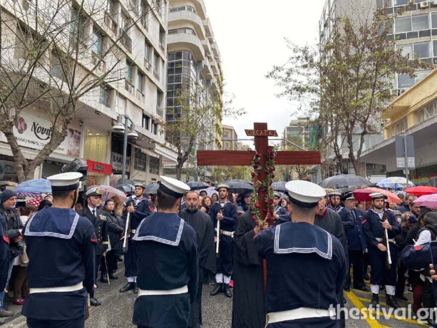 Θεσσαλονίκη: Νωρίτερα ξεκίνησε η περιφορά του Επιταφίου του Αγίου Μηνά - Βίντεο και φωτογραφίες