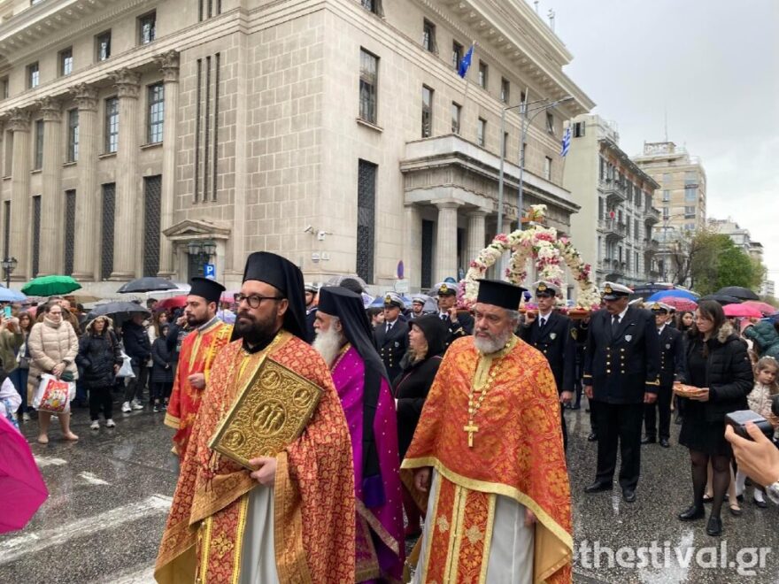 Θεσσαλονίκη: Νωρίτερα ξεκίνησε η περιφορά του Επιταφίου του Αγίου Μηνά - Βίντεο και φωτογραφίες