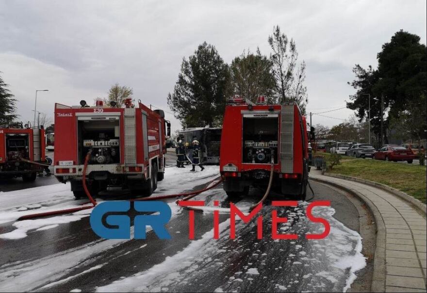 Θεσσαλονίκη: Κάηκε ολοσχερώς αστικό λεωφορείο - Δείτε εικόνες