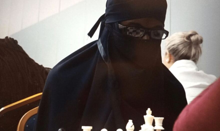 Κένυα: Σκακιστής φόρεσε νικάμπ και «πέρασε» ως γυναίκα σε τουρνουά επειδή ήθελε χρήματα