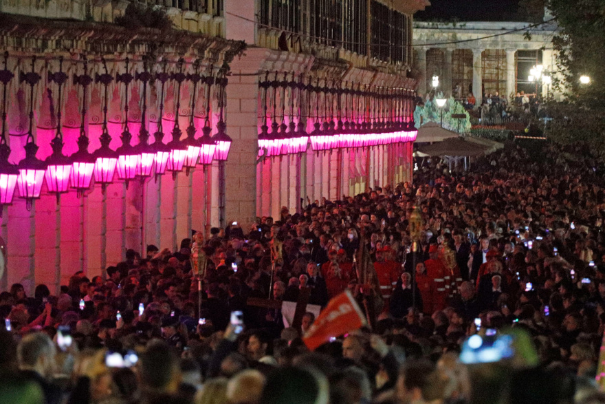 Σε κλίμα κατάνυξης η περιφορά των Επιταφίων - Δείτε φωτογραφίες και βίντεο