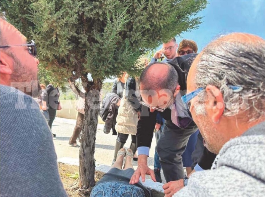 Βόλος: Ο βουλευτής Μαραβέγιας βοήθησε ηλικιωμένη που λιποθύμησε στον Επιτάφιο – Δείτε φωτογραφίες