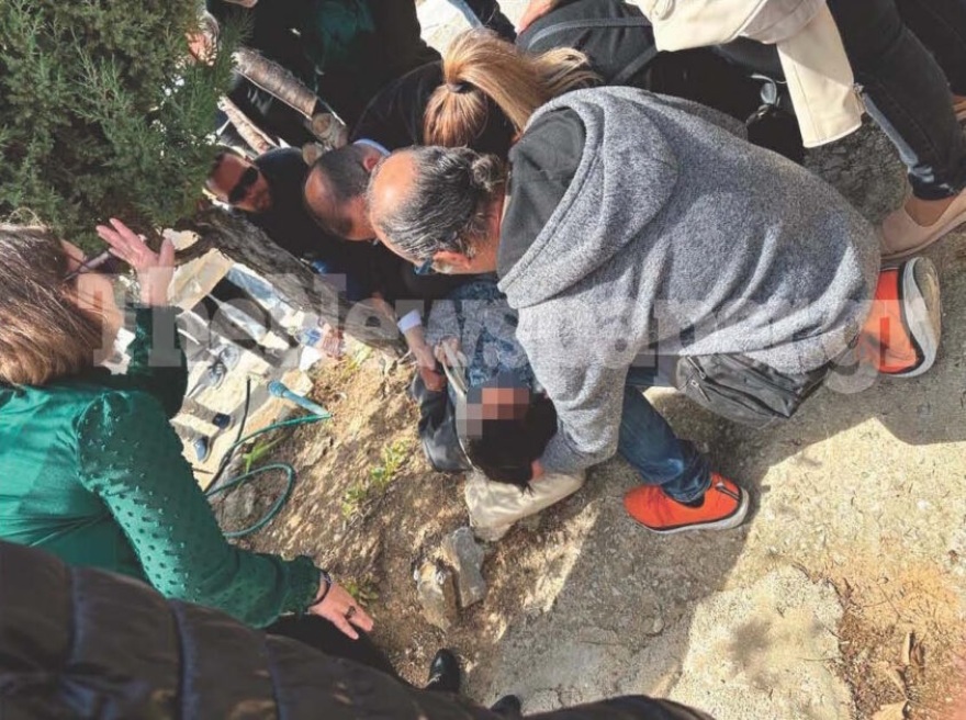 Βόλος: Ο βουλευτής Μαραβέγιας βοήθησε ηλικιωμένη που λιποθύμησε στον Επιτάφιο – Δείτε φωτογραφίες