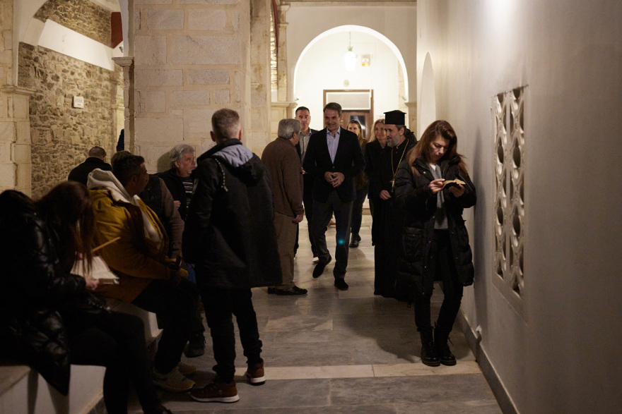 Σε κλίμα κατάνυξης η περιφορά των Επιταφίων - Δείτε φωτογραφίες και βίντεο