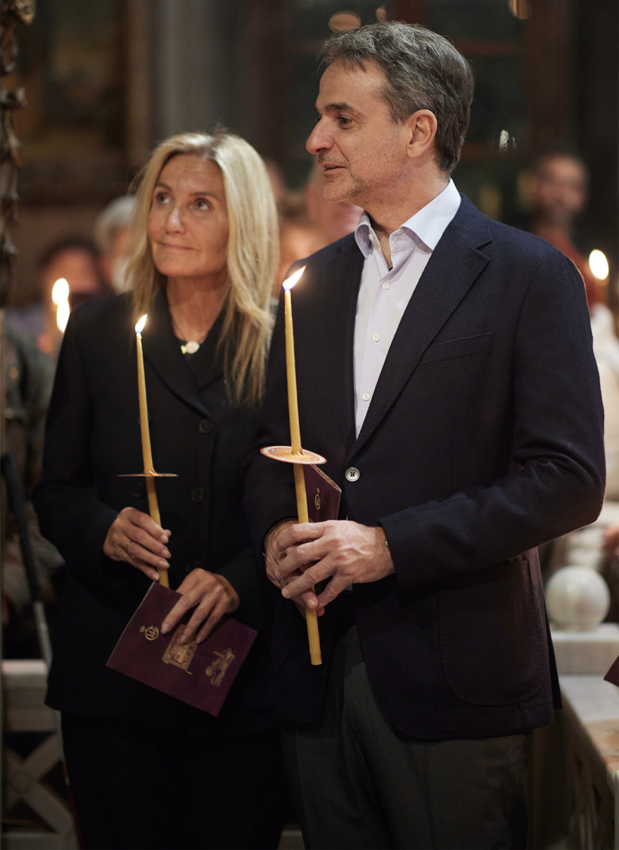 Σε κλίμα κατάνυξης η περιφορά των Επιταφίων - Δείτε φωτογραφίες και βίντεο