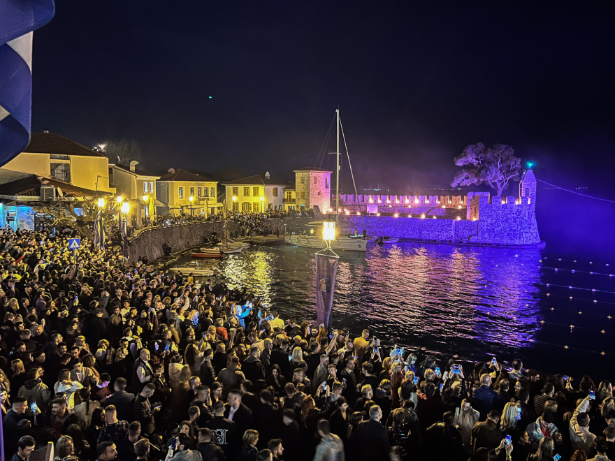 Σε κλίμα κατάνυξης η περιφορά των Επιταφίων - Δείτε φωτογραφίες και βίντεο
