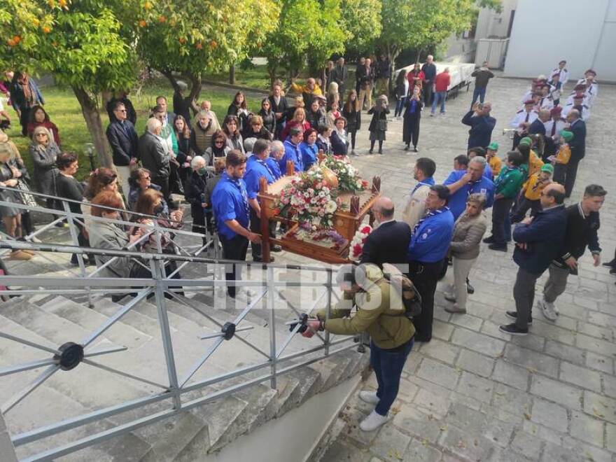 Πάτρα: Με ευλάβεια η περιφορά του Επιταφίου στο Παλαιό Δημοτικό Νοσοκομείο