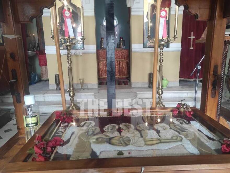 Πάτρα: Με ευλάβεια η περιφορά του Επιταφίου στο Παλαιό Δημοτικό Νοσοκομείο